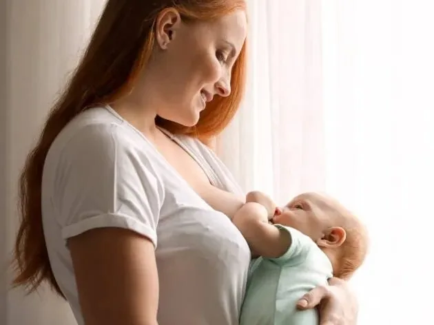 Mãe amamentando o bebê com tranquilidade