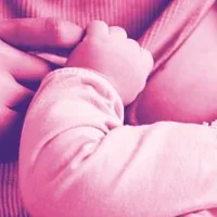 Mãe amamentando o bebê